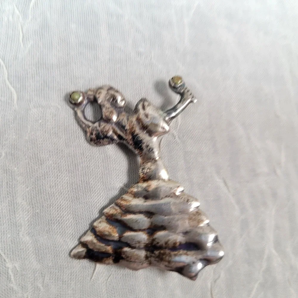 Vintage Mexico Sterling Silver Folk Dancer Maracas Green Stone Brooch Jewelry